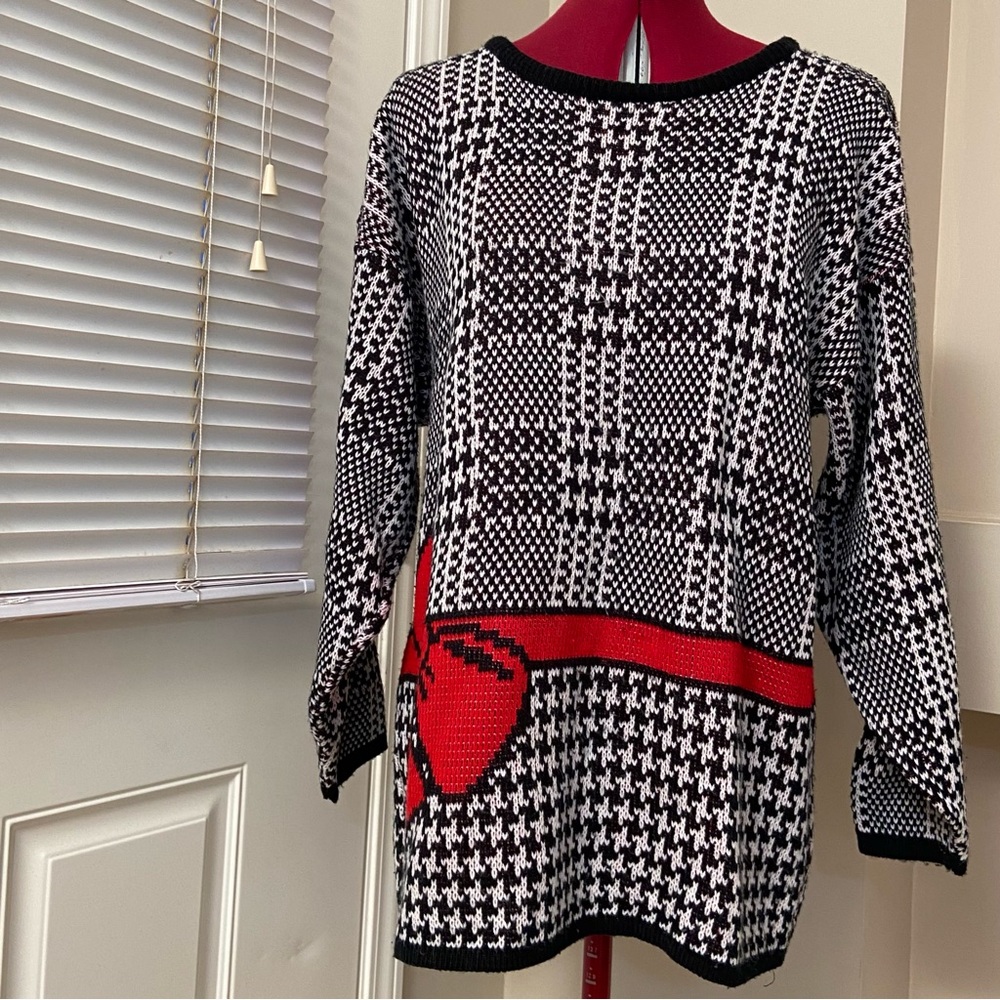 Earthquake Vintage women black, red and white houndstooth  sweater. Size L. Used